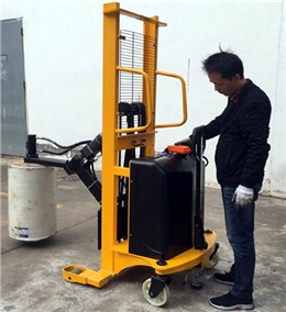 惠澤叉車生產(chǎn)出3英寸6英寸紙卷芯漲軸脹紙旋轉(zhuǎn)車